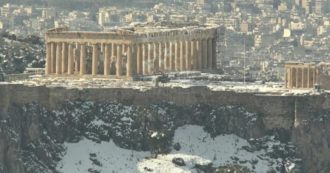 Copertina di Grecia, tempesta di neve su Atene: le immagini della città riprese dall’alto sono spettacolari