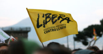 Copertina di Mafia, Libera: “Per l’83% degli italiani è stata favorita dai politici. Uno su tre pensa che la corruzione sia aumentata da Tangentopoli”