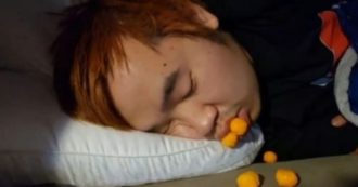 Copertina di Asian Andy, lo youtuber che guadagna 16mila dollari dormendo in diretta sui social. Ecco come fa