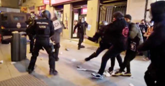 Copertina di Madrid, guerriglia urbana per l’arresto di un rapper: i violenti scontri tra manifestanti e polizia