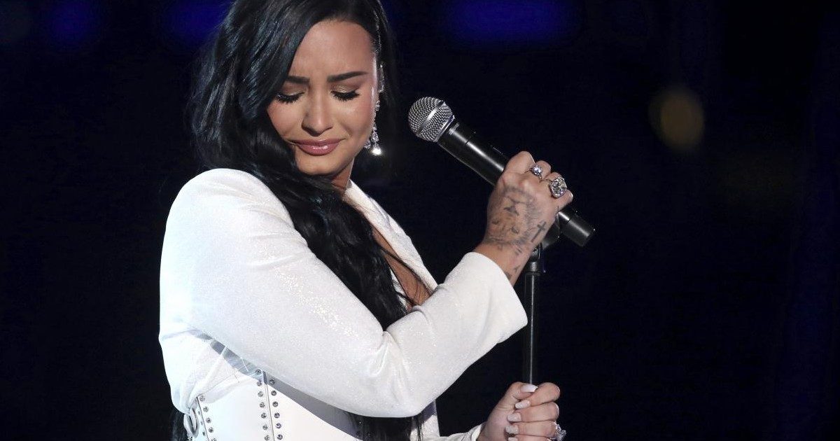 Demi Lovato: “Ho avuto tre ictus e un infarto. Mi è rimasta una lesione cerebrale, non guido più la macchina”