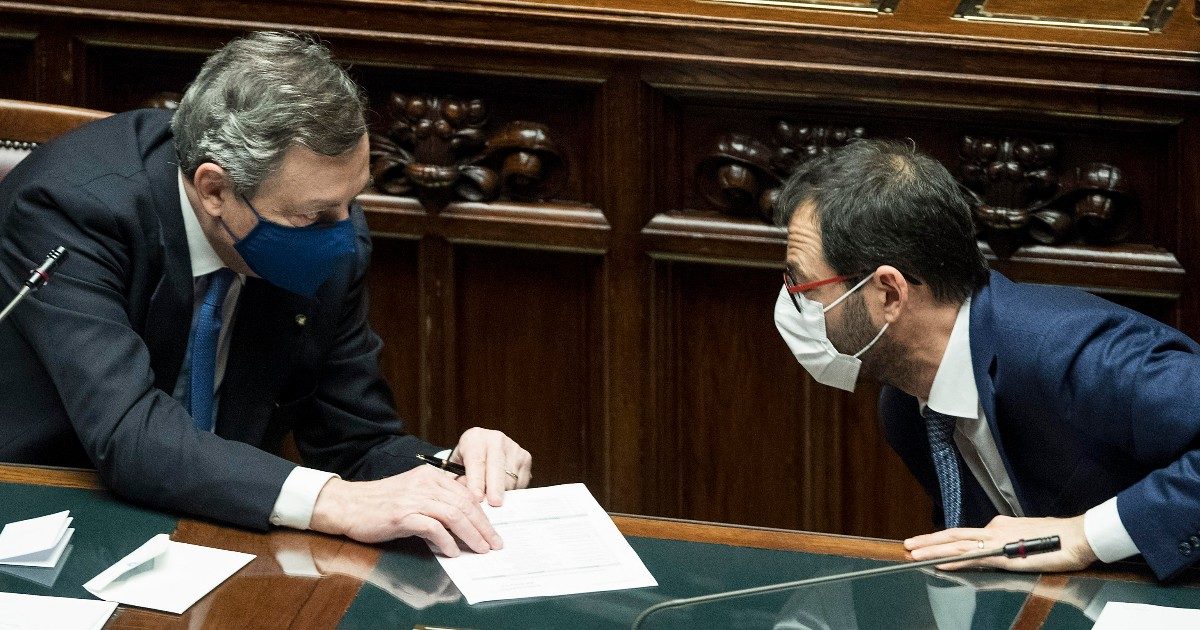 Fiducia al governo Draghi anche alla Camera con 535 sì e 56 no. Il M5s: “Nessuna cambiale in bianco soprattutto sulla giustizia”. Il gruppo si spacca: 16 contrari, 12 assenti e 4 astenuti. Il leghista Vinci passa a Fdi