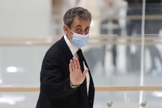 Copertina di C’è chi può (vaccinarsi): Sarkozy sì, gli anziani poveri delle periferie un po’ meno