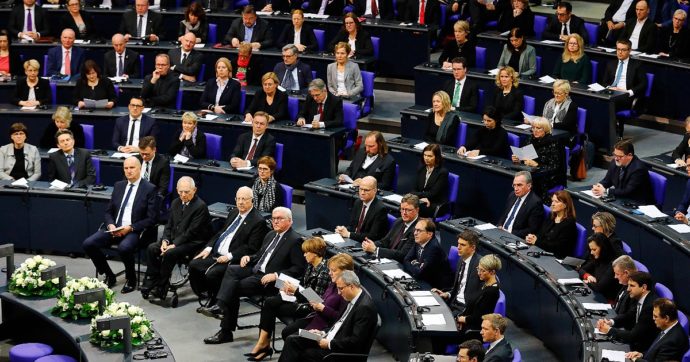 Germania, il Bundestag dà via libera allo “scudo” da 200 miliardi per frenare il prezzo del gas