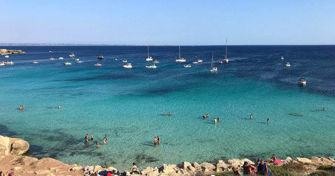 Sicilia, sull’isola di Favignana la pulizia del mare e delle spiagge è affidata ai detenuti