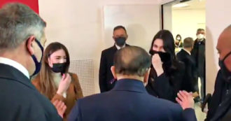Copertina di Berlusconi chiede a due ragazze di abbassare la mascherina per vederle in viso. Poi commenta così – Video