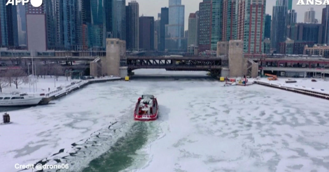 La nave dei pompieri attraversa il fiume ghiacciato: le suggestive immagini di Chicago innevata riprese da un drone – Video