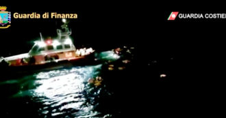 Copertina di Barcone carico di migranti si ribalta durante i soccorsi: le urla delle persone in mare – Video