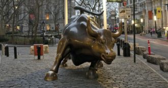 Copertina di Arturo Di Modica morto a 80 anni: addio allo scultore siciliano autore del Toro di Wall Street