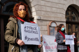 Copertina di Lavoratori dello spettacolo, nell’anno del Covid solo 260mila hanno avuto almeno una giornata retribuita: quasi 70mila in meno