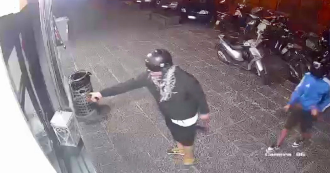 Napoli, agguato in piazza Mercato: i due killer ripresi dalle telecamere non sono stati identificati. E il pm vuole archiviare – Video