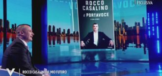 Copertina di Verissimo, Rocco Casalino commosso: “Possiamo fermare l’intervista?”. Il tour forsennato del “Portavoce”