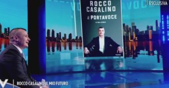 Copertina di Verissimo, Rocco Casalino commosso: “Possiamo fermare l’intervista?”. Il tour forsennato del “Portavoce”
