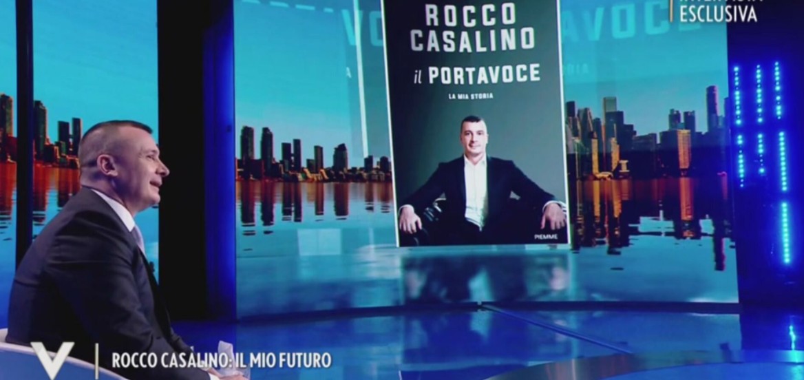 Verissimo, Rocco Casalino commosso: “Possiamo fermare l’intervista?”. Il tour forsennato del “Portavoce”
