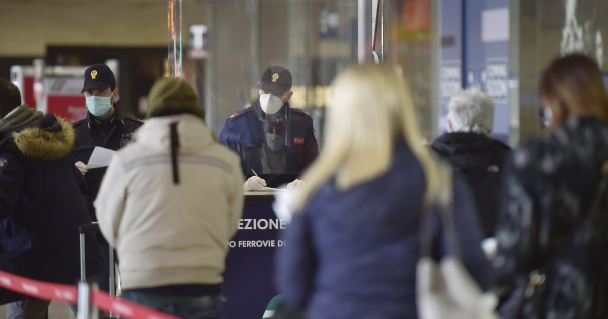 Decreto Covid, il divieto di spostamento tra Regioni sarà prorogato per altri 30 giorni. Speranza: “Con le varianti restrizioni indispensabili”