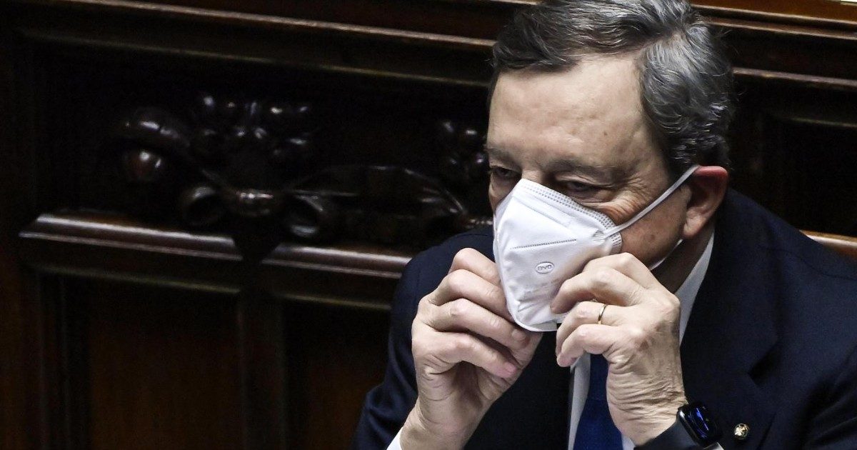 Vaccini, il piano italiano vira sul “modello inglese”? Nel primo trimestre non può avere efficacia per mancanza di dosi. Ecco le previsioni sugli approvvigionamenti