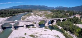 Copertina di Madre si getta dal ponte di Vidor con il figlio in braccio: lei muore, il bambino è in gravi condizioni