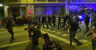Copertina di Barcellona, incendi e scontri tra manifestanti e polizia durante le proteste per l’arresto del rapper Pablo Hasel – Video