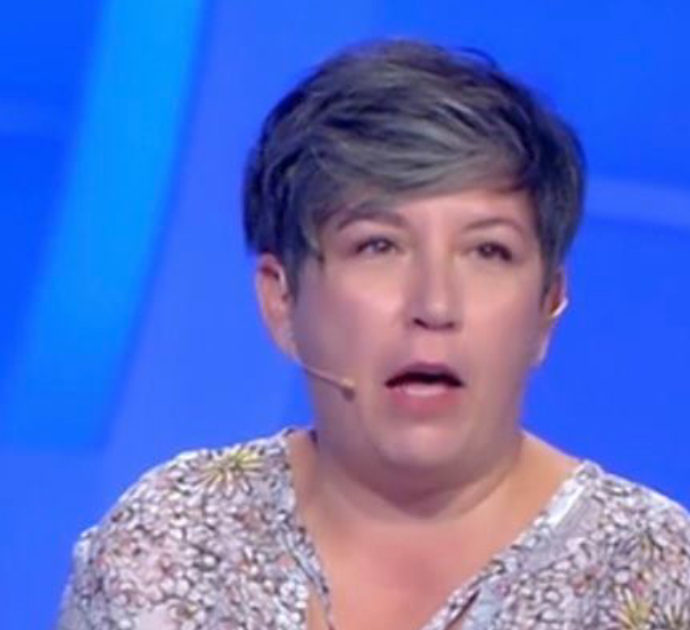 Maria Siponta di “C’è Posta Per Te” scatena l’odio del pubblico: “Sei una vipera, una strega di m***a”