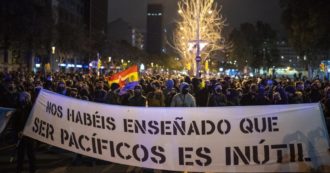 Copertina di Spagna, proteste per l’arresto del rapper Pablo Hasél: il governo Sanchez diviso. E si complica anche la partita dell’esecutivo in Catalogna