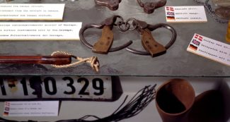 Copertina di “Axel” cacciatore di svastiche: chi si nasconde dietro la talpa che fa sparire i cimeli nazisti dalle aste? L’ultimo colpo: i pugnali del Reich