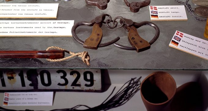 “Axel” cacciatore di svastiche: chi si nasconde dietro la talpa che fa sparire i cimeli nazisti dalle aste? L’ultimo colpo: i pugnali del Reich