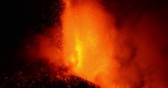 Copertina di L’Etna dà spettacolo: esplosioni di lava alte mille metri e fitte nubi di cenere – Video