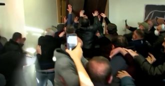 Copertina di Georgia, arrestato leader dell’opposizione: il video del blitz con i lacrimogeni nella sede del partito