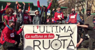 Copertina di Milano-Sanremo in bici, il “giro” dei lavoratori della cultura finisce al teatro Ariston: “Da un anno senza occupazione, chiediamo tutele”