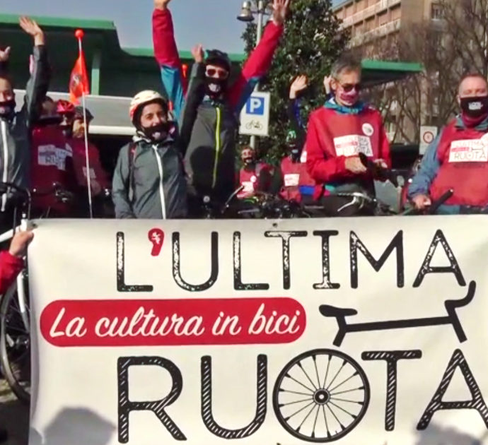Milano-Sanremo in bici, il “giro” dei lavoratori della cultura finisce al teatro Ariston: “Da un anno senza occupazione, chiediamo tutele”