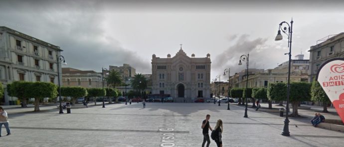 ‘Ndrangheta, la denuncia dell’imprenditore reggino: “Mi hanno chiesto il pizzo in chiesa sui lavori in piazza Duomo”. Cinque arresti