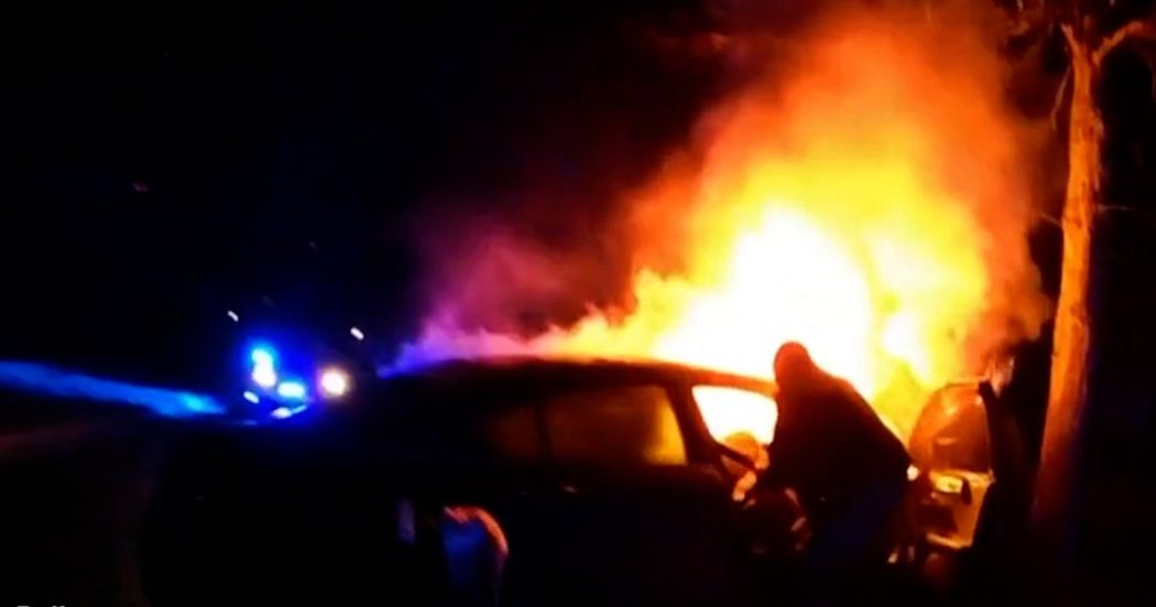 Stati Uniti, agenti salvano due persone da un’auto in fiamme. Le immagini riprese dalla bodycam