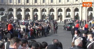 Copertina di Funerali Attanasio e Iacovacci, i feretri lasciano la basilica di Santa Maria degli Angeli tra gli applausi: il video