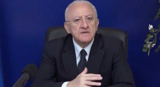 Copertina di Governo Draghi, De Luca: “Non farà miracoli, ci sono aspettative esagerate. Nuovi sottosegretari? Stendiamo un velo pietoso”