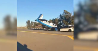 Copertina di Pilota costretto a un atterraggio d’emergenza in autostrada: l’aereo si schianta contro un’auto – Video