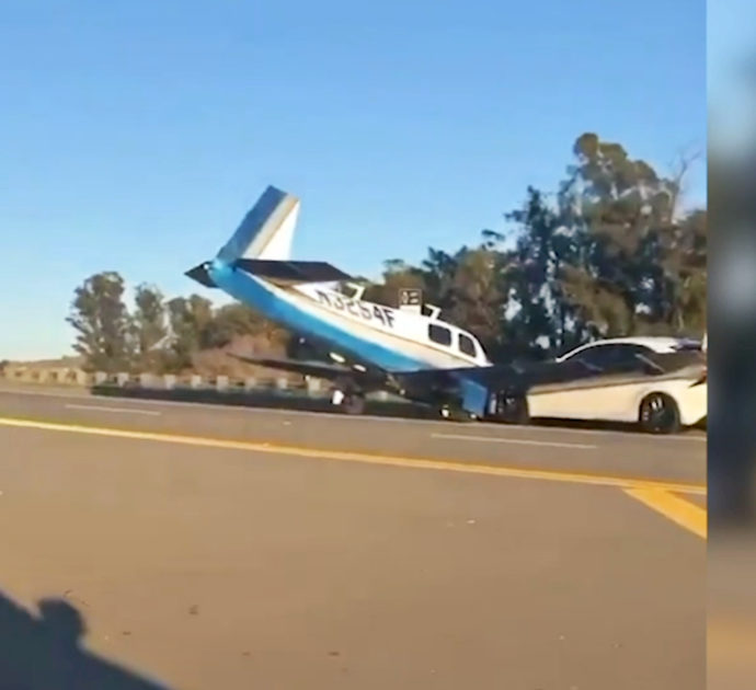 Pilota costretto a un atterraggio d’emergenza in autostrada: l’aereo si schianta contro un’auto – Video