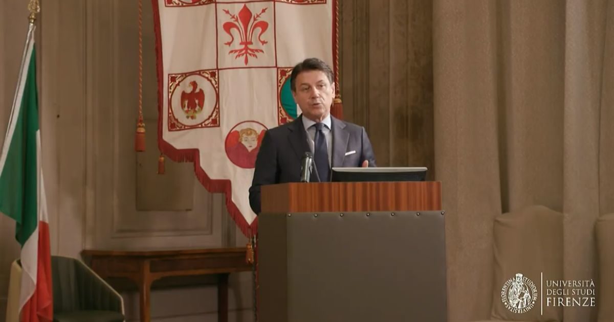 Il ritorno di Conte: “La politica deve perseguire un europeismo critico, non fideistico”. E lancia il suo piano per l’Europa contro i “venti nazionalisti”