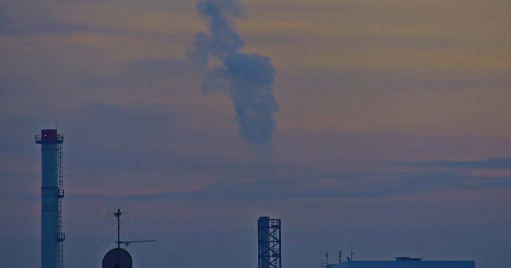 Tassa sul carbonio alle frontiere, Bruxelles apre a una revisione per esonerare “l’80% delle imprese Ue”. Il peso delle lobby e il rischio di distorsioni