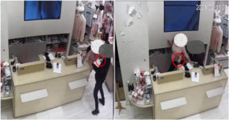 Milano, accoltella la commessa durante una rapina da Yamamay ma si ferisce pure lui: trovato grazie alle tracce di sangue – Video