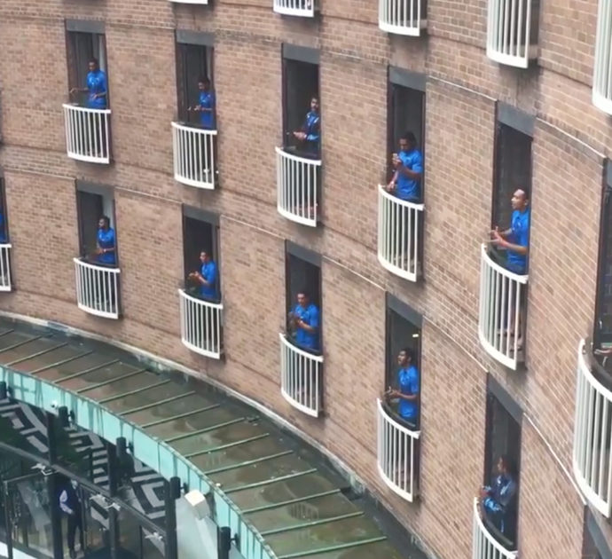 I rugbisti in quarantena si affacciano dai balconi e ringraziano così il personale dell’hotel – Video