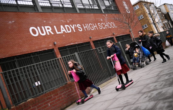 Contagi in calo, ma nel Regno Unito è polemica per la riapertura delle scuole