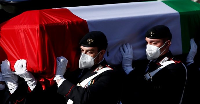 Un raid fulmineo: il carabiniere non ha potuto sparare