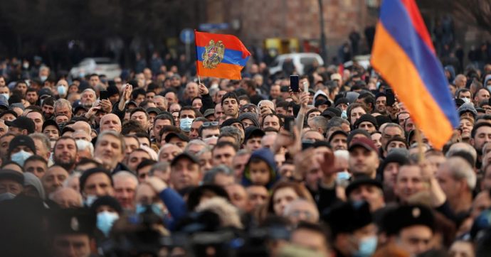 L’esercito contro il premier: “Vattene”. “Solo se lo vuole il popolo o mi sparate”