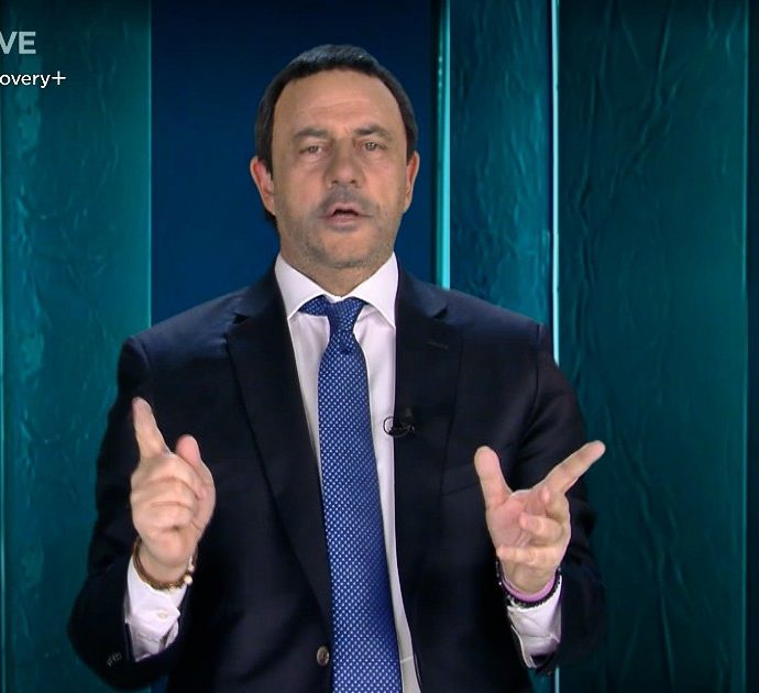 Crozza-Salvini vuole riaprire tutto: “Cosa c’è di più bello di San Siro con i tifosi che si abbassano la mascherina per insultare l’arbitro?”