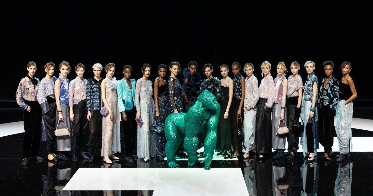 Settimana della Moda Milano 2021, Giorgio Armani esalta con massima coerenza il suo stile e mette al centro il suo Uri: “Riflette il mio amore per il Pianeta” – FOTO