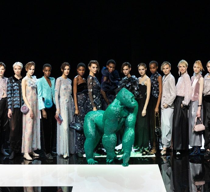 Settimana della Moda Milano 2021, Giorgio Armani esalta con massima coerenza il suo stile e mette al centro il suo Uri: “Riflette il mio amore per il Pianeta” – FOTO