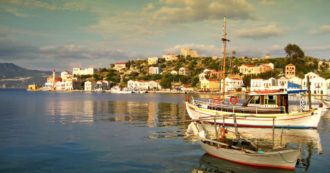 Copertina di L’isola del film Mediterraneo è Covid free: vaccinati tutti gli abitanti di Kastellorizo. Così la Grecia vuole far ripartire il turismo