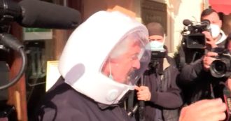 Copertina di Roma, Grillo all’Hotel Forum per il vertice con il Movimento 5 stelle: il fondatore esce con un finto casco in testa