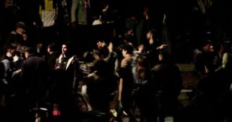 Milano, musica e balli in zona Navigli nell’ultimo week end in zona gialla: centinaia di persone accalcate sulla Darsena