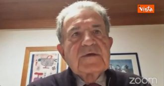 Copertina di Covid, Prodi: “Commissione Europea doveva picchiare i pugni sul tavolo con aziende farmaceutiche. Tutti devono avere il vaccino”